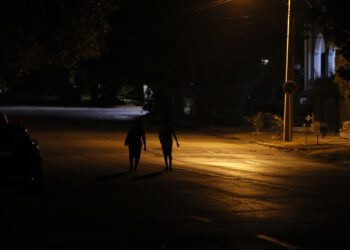 Personas caminan por una calle con poca iluminación el 17 de mayo de 2024 en La Habana (Cuba). Los prolongados apagones de los últimos días en Cuba alimentan las dudas sobre el plan del Gobierno para poner a punto el sistema eléctrico para julio y agosto, los meses de mayor calor y demanda, diseñado para cortocircuitar el vínculo entre cortes eléctricos y protestas. EFE/Ernesto Mastrascusa