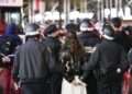 Agentes de la policía de Nueva York arrestan a manifestantes propalestinos después de ingresar al Hamilton Hall de la Universidad de Columbia, que estaba ocupado por manifestantes, el 30 de abril de 2024. Foto: Stephani Spindel / EFE.