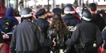 Agentes de la policía de Nueva York arrestan a manifestantes propalestinos después de ingresar al Hamilton Hall de la Universidad de Columbia, que estaba ocupado por manifestantes, el 30 de abril de 2024. Foto: Stephani Spindel / EFE.