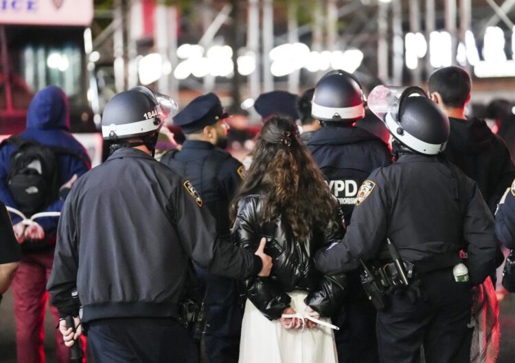 Agentes de la policía de Nueva York arrestan a manifestantes propalestinos después de ingresar al Hamilton Hall de la Universidad de Columbia, que estaba ocupado por manifestantes, el 30 de abril de 2024. Foto: Stephani Spindel / EFE.