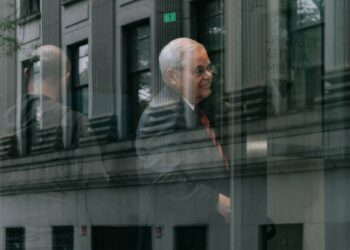 Bob Menéndez reflejado en los cristales al llegar a la Corte este lunes. Foto: OLGA FEDOROVA/EFE/EPA.