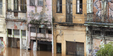 05/05/2024.- Un hombre observa desde una ventana una zona inundada este domingo, tras la crecida del lago Guaíba en la ciudad de Porto Alegre (Brasil). Foto: EFE/ Isaac Fontana