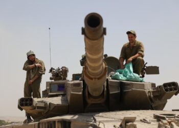 Soldados en tanques israelíes cerca de la frontera con Gaza. Foto: EPA/EFE.