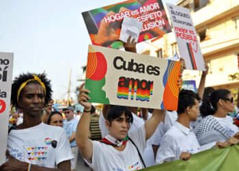 Cubanos participan en una Conga por la Diversidad de Cuba, también denominada Conga cubana contra la homofobia y la transfobia. Foto: Ernesto Mastrascusa/EFE.