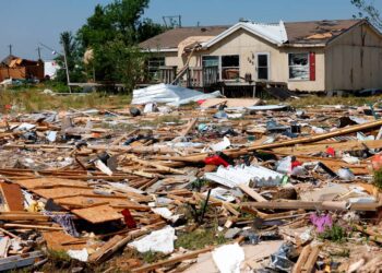 Escombros alrededor de una casa en Valley View, el domingo 26 de mayo de 2024, después de que fuertes tormentas atravesaran los condados de Denton y Cooke, en Texas. Foto: Amanda McCoy amccoy@star-telegram.com