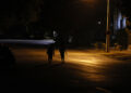 Personas caminan por una calle con poca iluminación en La Habana. Foto: Ernesto Mastrascusa/EFE.