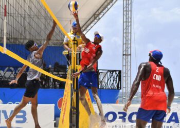 La pareja cubana de voleibol de playa, compuesta por Jorge Luis Alayo y Noslen Díaz (de rojo y azul), durante un partido. Foto: norceca.net