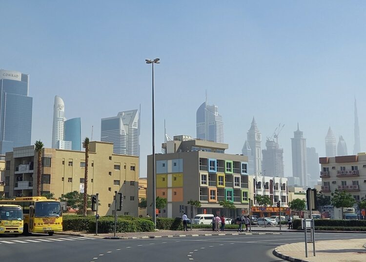 Una vista de Dubái. Detrás, en la distancia y camuflados por la neblina, varios de los rascacielos de la ciudad, entre ellos (a la derecha) el célebre Burj Khalifa. Foto: Eric Caraballoso Díaz.