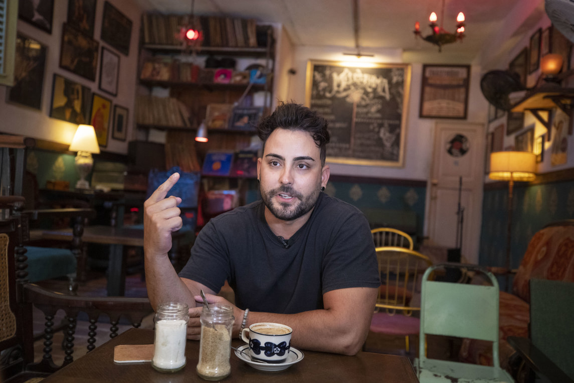 El influencer cubano Eduardo habla en una entrevista con EFE, en el bar Melodrama en La Habana. Foto: Yander Zamora / EFE.