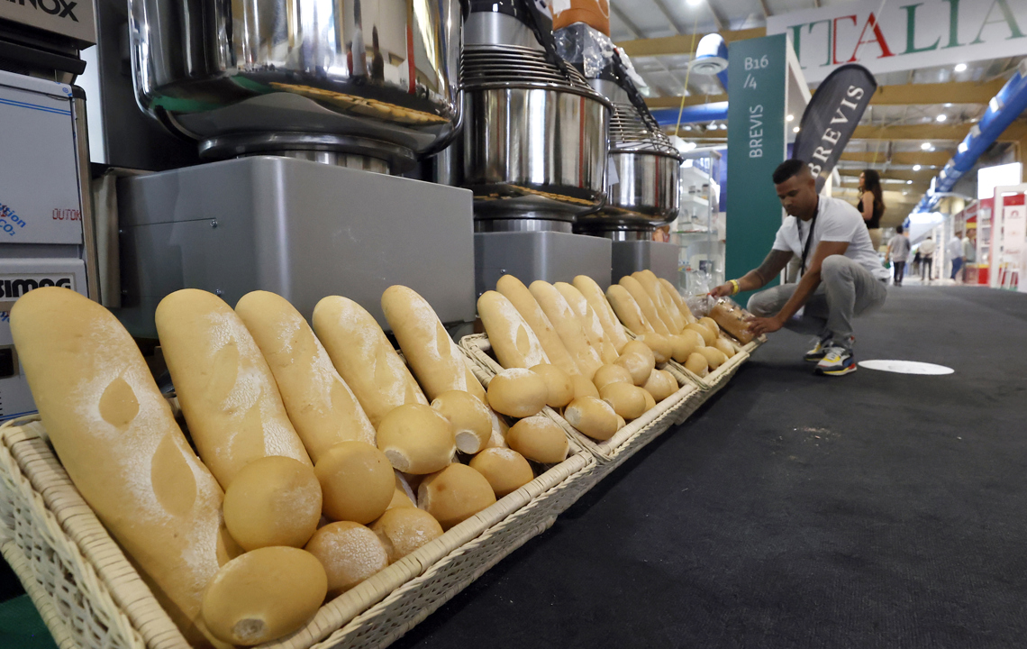 Muestra de panes en el pabellón de exposiciones de la Feria Internacional de Alimentos 2024 en La Habana. Foto: Ernesto Mastrascusa / EFE.