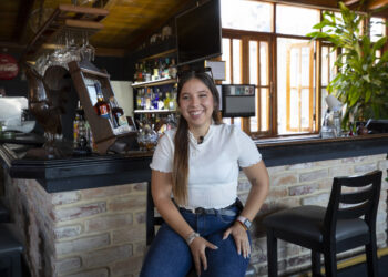 La influencer cubana Flavia Blanco habla en una entrevista con EFE, en el bar Melodrama en La Habana. Foto: Yander Zamora / EFE.