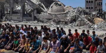 Ciudadanos palestinos desplazados durante la oración del viernes en las ruinas de la Mezquita Al-Islam, destruida en un ataque aéreo israelí en Khan Yunis, sur de la Franja de Gaza, 24 de mayo de 2024. Foto: EFE/ Haitham Imad.