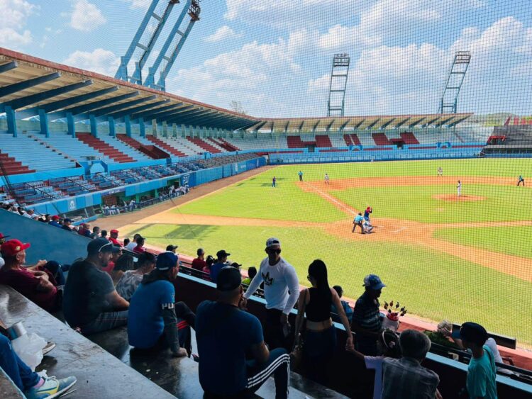 Estadio Calixto García, en Holguín, con las grades de la banda de tercera base cerradas al público. Foto: Grupo de Facebook Somos los Cachorros de Holguín.