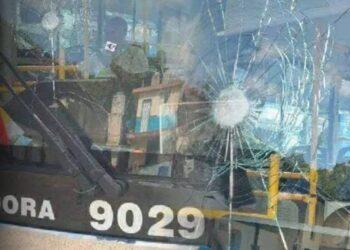 Impacto de piedras en el cristal delantero de una guagua apedreada en La Habana. Foto: Empresa Provincial de Transporte de La Habana / Facebook.