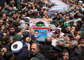 Iraníes llevan el ataúd del difunto presidente Ebrahim Raisi durante su ceremonia fúnebre en Mashhad, Irán, el 23 de mayo 2024. Foto: Presidencia Irán/EFE.