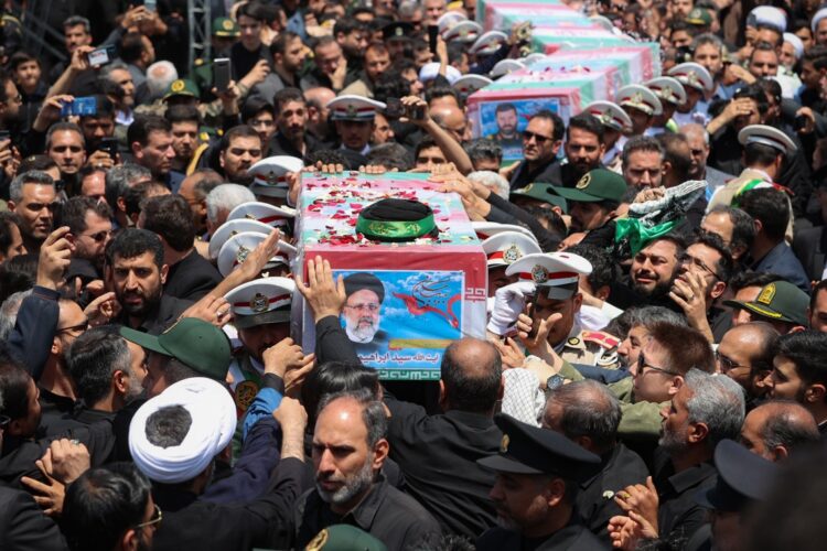 Iraníes llevan el ataúd del difunto presidente Ebrahim Raisi durante su ceremonia fúnebre en Mashhad, Irán, el 23 de mayo 2024. Foto: Presidencia Irán/EFE.