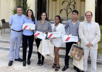Cuatro jóvenes cubanos ganan boleto para volar a París como espectadores de las Olimpiadas. Foto: Facebook/Embajada de Francia en Cuba.