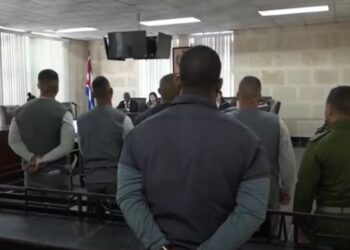 Encausados por los delitos de robo con violencia e intimidación, tráfico de personas y falsificación de documentos, en una trama de fraude migratorio en Cuba. Foto: Captura de video de la televisión cubana.