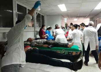Lesionados en un accidente de tránsito en Holguín reciben atención médica, el 7 de mayo de 2024. Foto: Radio Angulo / Facebook.