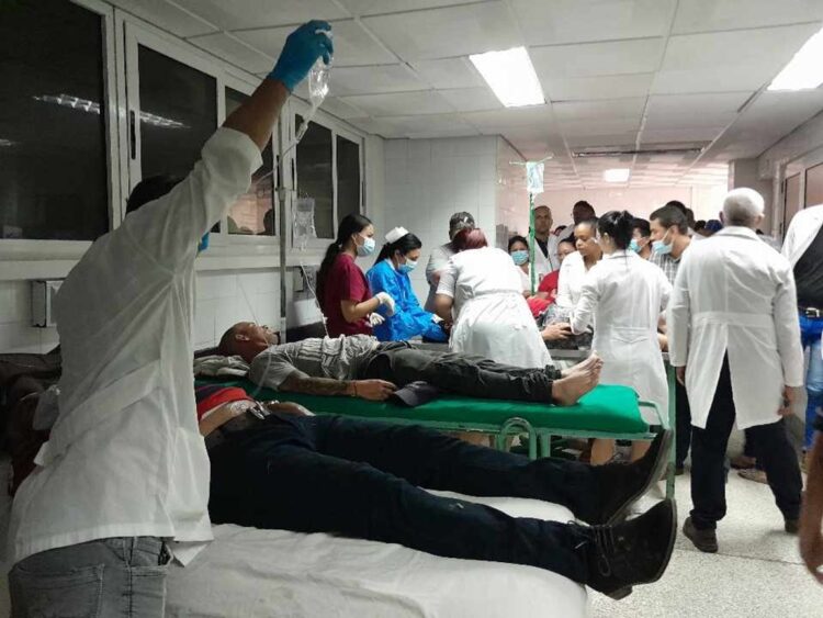 Lesionados en un accidente de tránsito en Holguín reciben atención médica, el 7 de mayo de 2024. Foto: Radio Angulo / Facebook.