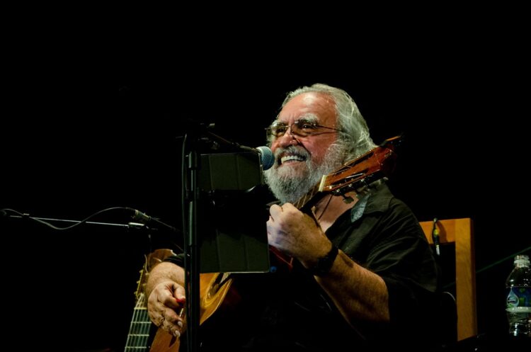 Ferrer durante su concierto en Cienfuegos. Foto: Heydy Montes de Oca, tomada de la página Pedro Luis Ferrer Montes/Facebook.