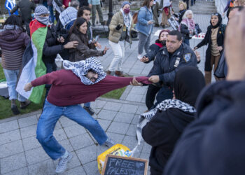 Un estudiante se resiste a un miembro de la policía en una protesta universitaria propalestina en la Ciudad Universitaria de Nueva York. Foto: Ángel Colmenares / EFE.