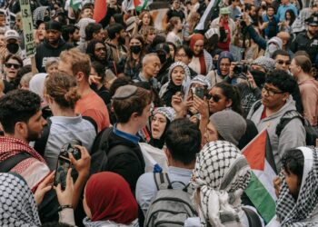 Multitud de estudiantes en protesta contra pro-Palestine rally that set off frla guerra en Hunter College, Nueva York, 6 de mayo de 2024. Foto: EFE/EPA/Olga Federova.