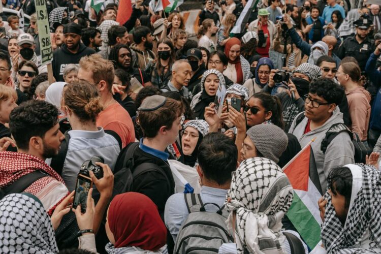 Multitud de estudiantes en protesta contra pro-Palestine rally that set off frla guerra en Hunter College, Nueva York, 6 de mayo de 2024. Foto: EFE/EPA/Olga Federova.