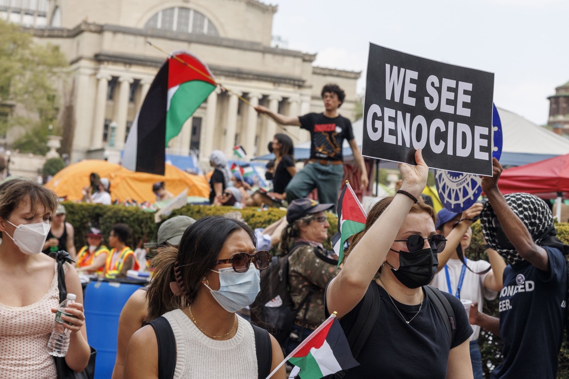 Estudiantes propalestinos protestan en el campus de la Universidad de Columbia, en Nueva York, el 29 de abril de 2024. Foto: Sarah Yenesel / EFE.