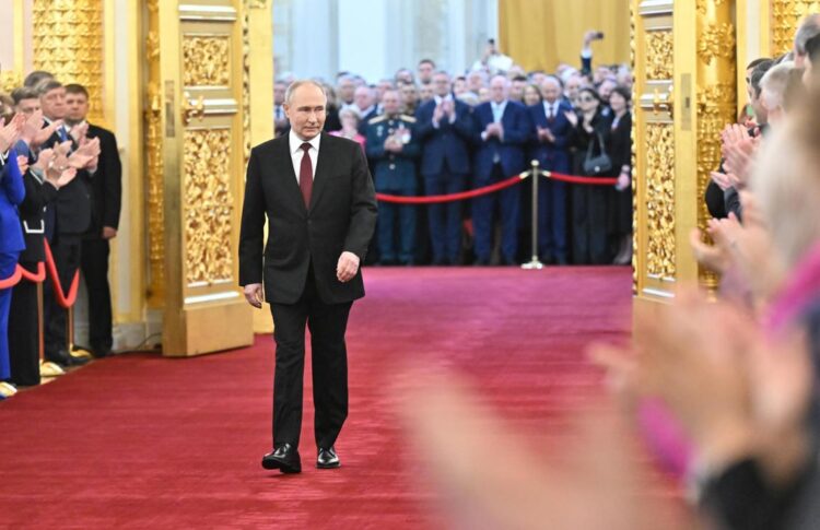 El presidente de Rusia, Vladímir Putin, llega a la ceremonia de investidura de su quinto mandato en el Kremlin, Moscú, el 7 de mayo de 2024. Foto: Grigory Sysoev / SPUTNIK / KREMLIN POOL / EFE.