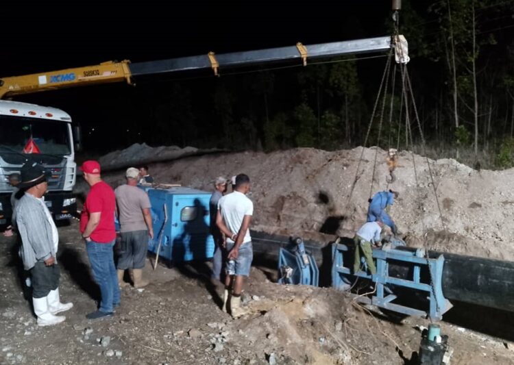 Labores para restablecer servicio de agua a Santa Clara. Foto: Facebook/CMHW.