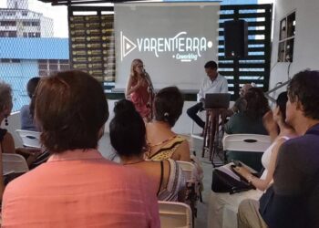 La productora Yamila Marrero y Juan Antonio García conversan en la jornada del domingo. Foto: Varentierra-Cuban Audiovisual Network