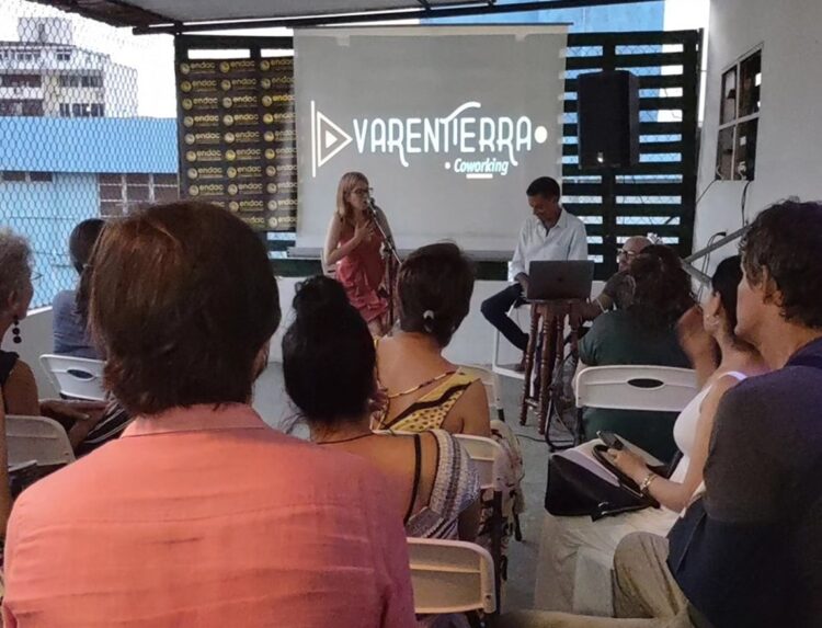 La productora Yamila Marrero y Juan Antonio García conversan en la jornada del domingo. Foto: Varentierra-Cuban Audiovisual Network