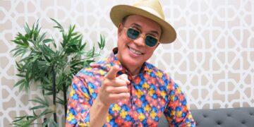 El comediante y actor cubano Alexis Valdés posa para EFE durante una entrevista el 13 de junio de 2024 en las instalaciones del canal Telemundo en San Juan, Puerto Rico. Foto: Esther Alaejos /EFE