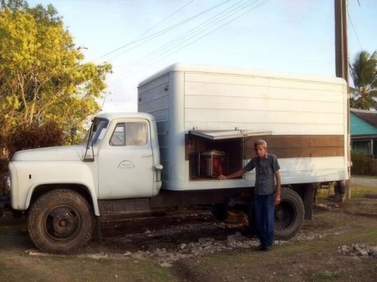Alberto Sedeño y el último camión del cine móvil en Cuba. Foto:  Archivo periódico  Adelante y Cortesía de Armando Pérez Padrón.