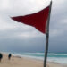 Fotografía de una bandera roja en la playa que indica oleaje agitado y fuertes corrientes en Cancún, donde se espera que el huracán Beryl afecte a finales de esta semana. Foto: Alonso Cupul/EFE.