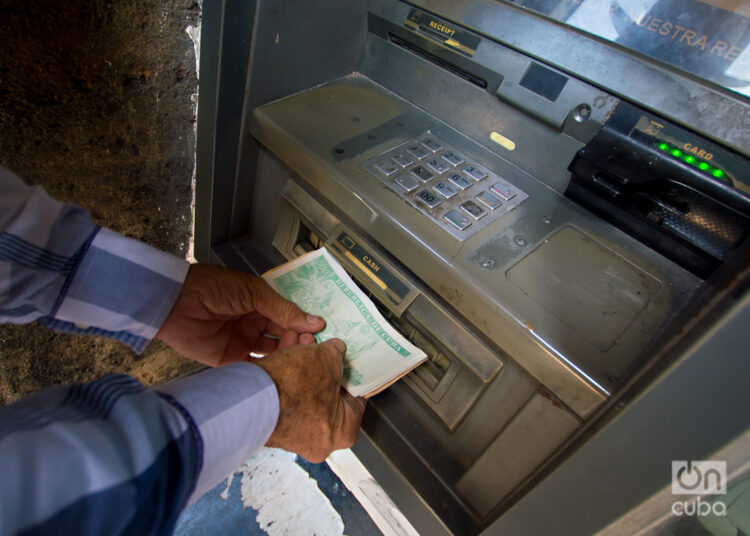 Un hombre extrae dinero de un cajero electrónico en La Habana. Foto: Otmaro Rodríguez / Archivo.