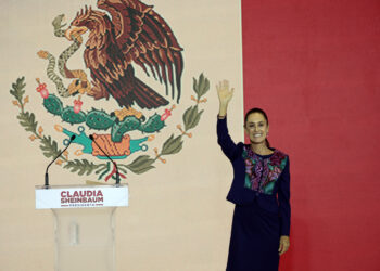Claudia Sheinbaum habla durante una conferencia de prensa este lunes en la Ciudad de México (México). Foto: EFE/José Méndez.