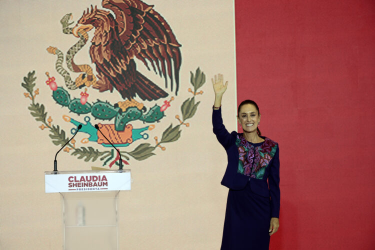 Claudia Sheinbaum habla durante una conferencia de prensa este lunes en la Ciudad de México (México). Foto: EFE/José Méndez.