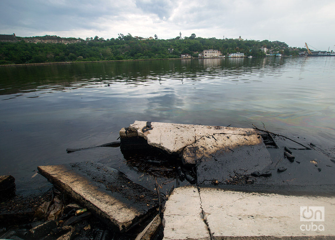 Petróleo y desechos sólidos en la bahía de La Habana, el domingo 23 de junio de 2024. Foto: Otmaro Rodríguez.