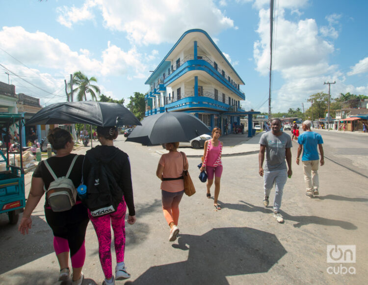 Personas caminan por las inmediaciones del correo de La Palma, en la Calzada de 10 de octubre, en La Habana. Foto: Otmaro Rodríguez.