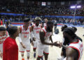 Jugadores de la selección de Cuba de baloncesto celebran tras vencer a Estados Unidos durante un partido clasificatorio a la AmeriCup 2025. Foto: Ernesto Mastrascusa/EFE.