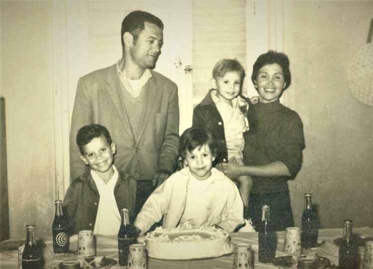 Manuel Ángel, mi padre; Elvira Serrano, mi madre, cargando a mi hermano Rodolfo, y
mi hermana Marta el día que cumplía 5 años. Yo soy el “angelito” que sonríe. En
nuestro apartamento de La Habana Vieja, 1968. Foto: Cortesía del autor.