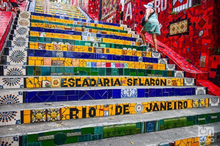 La escalera tiene 125 metros de largo y 215 peldaños, se cubrió completamente con más de 2000 azulejos provenientes de unos 60 países. Foto: Kaloian.