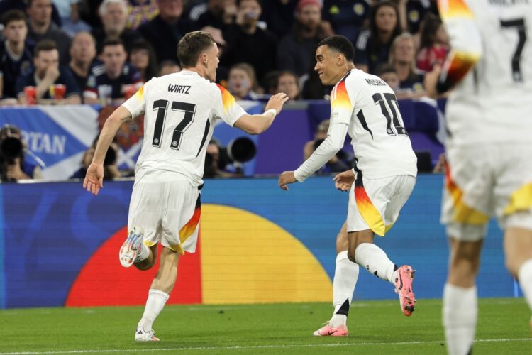 Florian Wirtz y Jamal Musiala, las perlas del fútbol alemán, celebran un gol en el partido frente a Escocia. Foto: Ronald Wittek/EFE.