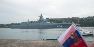 La fragata Gorshkov entra a la bahía de La Habana como parte de la visita de una flotilla naval de Rusia a la isla, el 12 de junio de 2024. Foto: Otmaro Rodríguez.