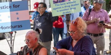 Personas exigenjusticia durante la audiciencia contra el expresidente hondureño Juan Orlando Hernández este miércoles en las afueras del tribunal federal de Manhattan, Nueva York. Foto: EFE.