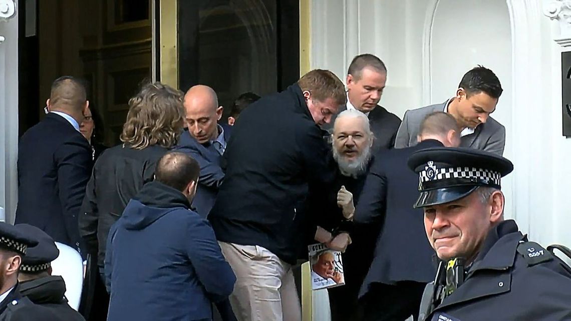 Julian Assange is dragged by British police into the Ecuadorian embassy in London.  Photo: Cadena Ser/Archive.