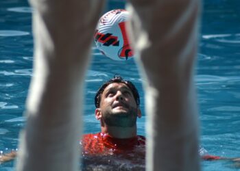 Johen Lefont por una nueva marca en la modalidad de dominio del balón en el agua. Foto: Ricardo López Hevia, archivo.