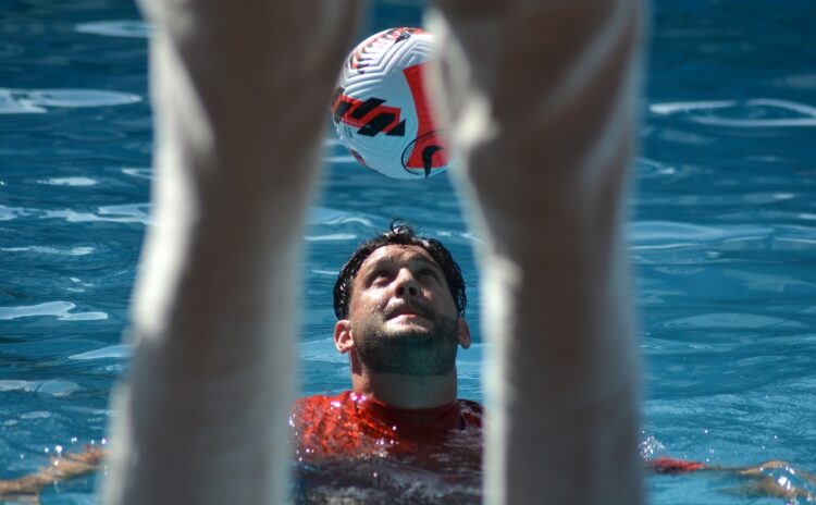 Johen Lefont por una nueva marca en la modalidad de dominio del balón en el agua. Foto: Ricardo López Hevia, archivo.